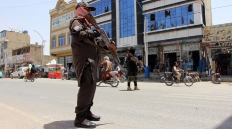 Taliban-Sicherheitskräfte bewachen nach der Eskalation an der pakistanisch-afghanischen Grenze eine Straße in Kandahar im Süden Afghanistans. Foto: EPA/Qudratullah Razwan