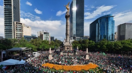 Tausende Fans feiern am Unabhängigkeitsdenkmal in Mexiko-Stadt den Auftaktsieg Mexikos gegen Südafrika bei der Fußball-Weltmeisterschaft 2026. Foto: Tomas Perez/epa/dpa