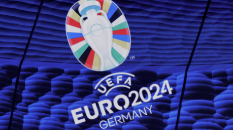 Auslosung in Hamburg, Elbphilharmonie. Das Logo der Euro 2024. Die dpa beantwortet wichtige Fragen zum Turnier. Foto: Christian Charisius/dpa