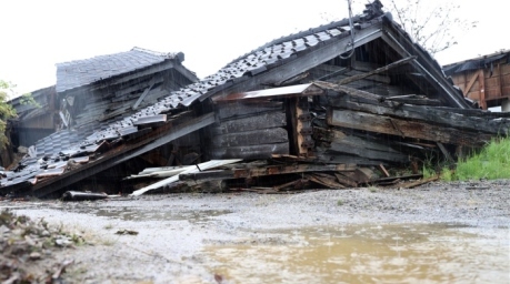 Ein eingestürztes Haus nach einem Erdbeben. Archivfoto: EPA-EFE/JIJI PRESS JAPAN