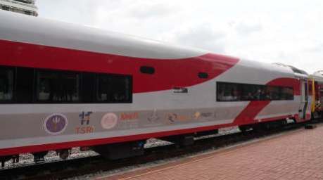 Der erste in Thailand entwickelte Reisezugwagen soll nach erfolgreichen Tests künftig auf touristischen Strecken eingesetzt werden. Foto: State Railway Of Thailand