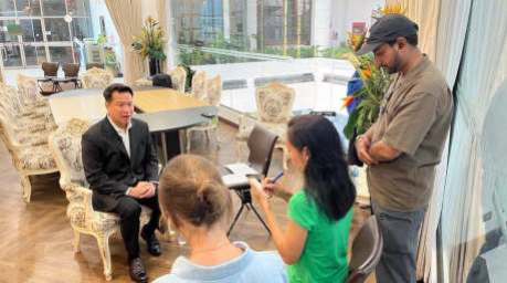 Vizebürgermeister Damrongkiat Phinitkan erläutert dem SRF-Team die Tourismusstrategie und Zukunftsvision Pattayas im Rathaus. Bild: PR Pattaya
