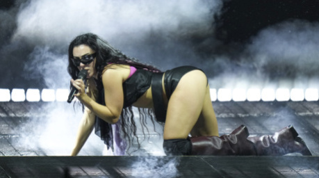 Charli xcx tritt während des Glastonbury Festivals in Worthy Farm, Somerset, England, auf. Foto: Scott A Garfitt/Invision Via Ap/dpa