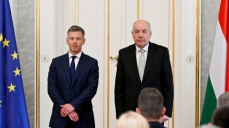 Ungarns Präsident Tamás Sulyok und Ministerpräsident Péter Magyar bei der Ernennung der Minister des neuen Tisza-Kabinetts in Budapest. Foto: Robert Hegedüs/epa