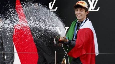 Andrea Kimi Antonelli jubelt auf dem Podium nach seinem Sieg beim Großen Preis von Monaco. Foto: epa/Sebastien Nogier