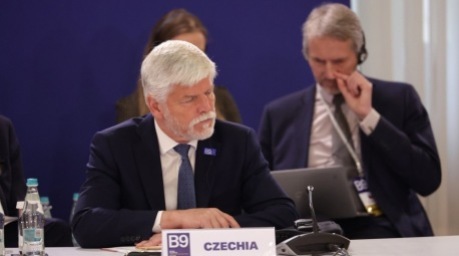 Petr Pavel nimmt an der Plenarsitzung des Gipfels der Bukarest-Neun und der nordischen Staaten in Bukarest teil. Foto: EPA/Robert Ghement
