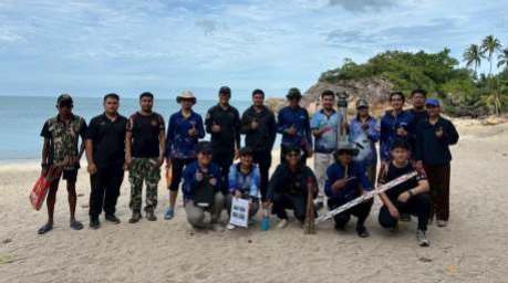Mitarbeiter des Marine National Park Study and Research Center 5 sowie der Nationalparks Than Sadet–Ko Pha-ngan und Mu Ko Ang Thong vor Beginn der gemeinsamen Forschungsexpedition. Bild Department of National Parks, Wildlife and Plant Conservation (DNP)