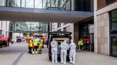 Beamte der Spurensicherung stehen nach einem Angriff mit einem Schwerverletzten vor einem Einkaufszentrum in der Stuttgarter Innenstadt. Foto: Christoph Schmidt/dpa