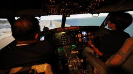 Ein Pilot absolviert ein Training im Flugsimulator. Die hohen Ausbildungskosten stehen im Mittelpunkt der aktuellen Debatte um das Pay-to-Fly-Modell. Foto: epa/Rungroj Yongrit
