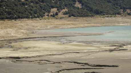 Der niedrige Wasserstand des Mornos-Stausees in Griechenland legt Teile eines einst überfluteten Dorfes frei. Anhaltende Trockenheit verschärft die Folgen des Klimawandels. Foto: Socrates Baltagiannis/dpa