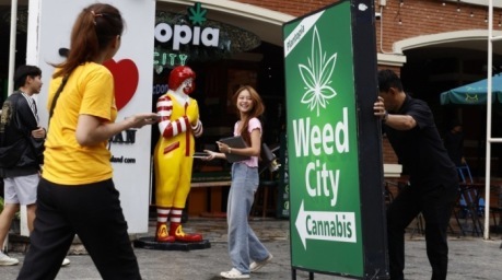 Cannabisgeschäfte entlang der Khaosan Road in Bangkok verkaufen trotz verschärfter Vorschriften weiterhin Gras. Foto: epa/Narong Sangnak