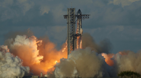 Die Mega-Rakete Starship von SpaceX startet bei einem Testflug von der Starbase in Texas. Foto: AP/dpa/eric Gay