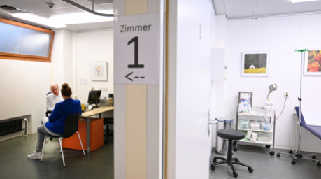 Ein Arzt spricht in einer Bereitschaftspraxis mit einer Patientin. Digitale Anwendungen und KI verändern zunehmend den medizinischen Alltag. Foto: dpa/Bernd Weißbrod