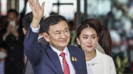 Paetongtarn Shinawatra (r.) und ihr Vater Thaksin Shinawatra (l.). Foto: epa-efe/Rungroj Yongrit
