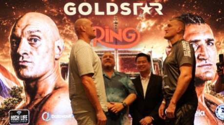 Tyson Fury (l.) und Mariusz Wach liefern sich beim Staredown vor dem Benefizkampf den ersten Blickkontakt. Bild: TMN.TV