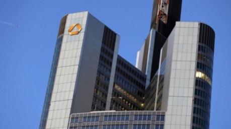 Die Außenansicht des deutschen Commerzbank-Hochhauses in Frankfurt am Main. Foto: epa/Ronald Wittek