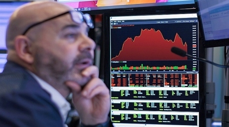 Ein Bildschirm zeigt die Aktienkurse auf dem Parkett der New Yorker Börse in New York. Foto: EPA-EFE/Justin Lane