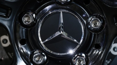 Das Logo von Mercedes-Benz am Werk in Berlin-Marienfelde, wo ein neuer Elektromotor in Serienproduktion gefertigt wird. Foto: EPA/Filip Singer