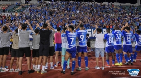 Die Spieler des Chonburi FC bedanken sich bei ihren Fans. Foto: Chonburi Football Club