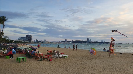 Bei asiatischen Touristen ist der Pattaya Beach berühmt. Nicht für seine Meerwasserqualität, sondern als Selfie-Motiv, vor allem bei Festivals und beim Sonnenuntergang. Foto: Jahner