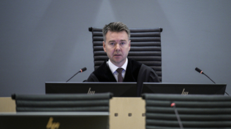 Richter Jon Sverdrup Efjestad verkündet in Oslo das Urteil gegen Marius Borg Høiby. Der Sohn der norwegischen Kronprinzessin wurde zu vier Jahren Haft verurteilt. Foto: Stian Lysberg Solum/Ntb/dpa