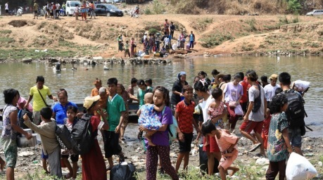 Dorfbewohner aus Myanmar überqueren den Moei-Fluss im thailändisch-myanmarischen Grenzbezirk Mae Sot, Provinz Tak. EPA-EFE/SOMRERK KOSOLWITTHAYANANT