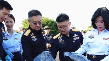 Bild 1: Zollbeamte prüfen die zwischen Bettwaren versteckten Cannabis-Pakete nach der Sicherstellung im Hafen Laem Chabang. Foto: Customs Department