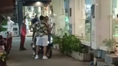 Der Tatverdächtige im Hawaiihemd (Mitte) soll vor einem Cannabisgeschäft in Hua Hin mehrere Menschen angegriffen haben. Das Bild stammt aus einem Handyvideo einer Augenzeugin. Bild: Screenshot, Facebook/อยากดังเดี๋ยวจัดให้ รีเทิร์น part 7
