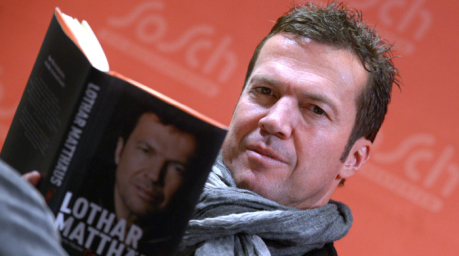 Der ehemalige deutsche Fußballnationalspieler Lothar Matthaeus mit seinem Buch 'Ganz oder gar nicht' in einer Buchhandlung in Berlin. Archivfoto: epa/Rainer Jensen