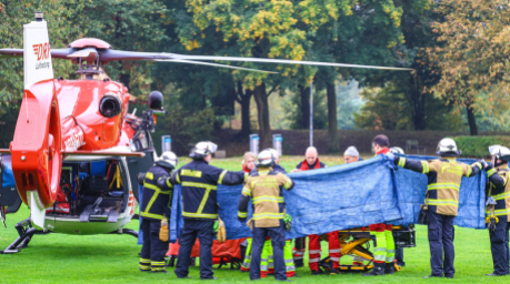 Einsatzkräfte stehen neben einem Rettungshubschrauber in Herdecke. Bürgermeisterin Iris Stalzer war nach einer Messerattacke lebensgefährlich verletzt in ihrer Wohnung gefunden worden. Foto: Alex Talash/dpa.