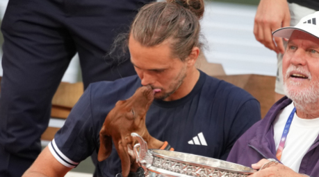 Alexander Zverev konzentriert beim Ballwechsel im Drittrundenspiel der Italian Open. Foto: epa/Fabio Frustaci