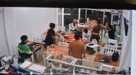 Die Auseinandersetzung verlagerte sich bis in das Restaurant, wo Gäste und Mitarbeiter versuchten, die Beteiligten zu trennen. Bild: TMN.TV