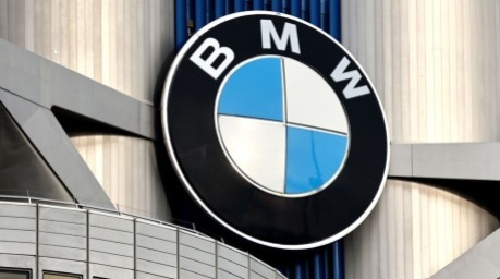 Logo der Bayerischen Motoren Werke AG (BMW) am Hauptsitz von BMW in München. Foto: epa/Anna Szilagyi