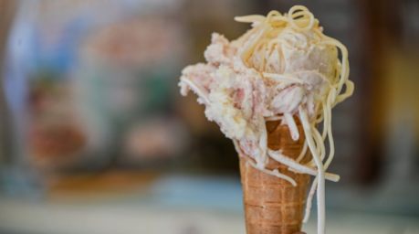 Ein Eismacher bereitet in Karlsruhe Spaghettieis mit echten Nudeln zu. Die Sorte heißt «Al dente». Foto: dpa/Jason Tschepljakow