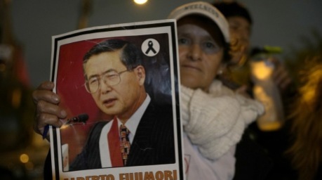 Ein Unterstützer von Keiko Fujimori hält vor ihrem Auftritt in Lima ein Bild ihres Vaters Alberto Fujimori. Foto: EPA/John Reyes Mejia