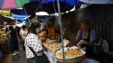 Mit dem geplanten Förderprogramm sollen teilnehmende Garküchen ausgewählte Gerichte für 40 Baht pro Portion anbieten können. Foto: epa/Rungroj Yongrit