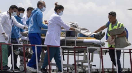 Der nepalesische Everest-Bergführer Hillary Dawa Sherpa wird nach seiner Rettung per Hubschrauber in ein Krankenhaus nach Kathmandu gebracht. Foto: epa/Narendra Shrestha
