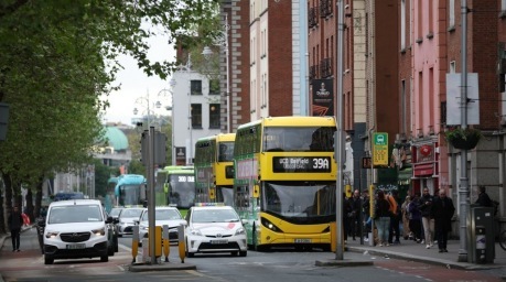 Busse reihen sich im Stadtverkehr von Dublin aneinander. Foto: EPA/Adam Vaughan
