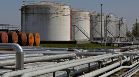 Leitungen und Tanks im Grosstanklager Ölhafen Rostock (GÖR) an der Ostsee. Die EU-Staaten haben ein achtes Paket mit Sanktionen gegen Russland auf den Weg gebracht. Foto: Bernd Wüstneck/dpa