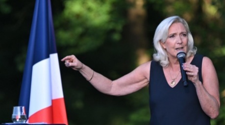 Marine Le Pen spricht bei einer Veranstaltung der Partei Rassemblement National im nordfranzösischen Liévin. Foto: EPA/Firas Abdullah