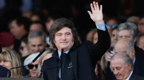 Argentiniens Präsident Javier Milei winkt bei der Eröffnung der Landwirtschafts- und Viehzuchtmesse in Buenos Aires den Besuchern zu. Foto: EPA/Juan Ignacio Roncoroni