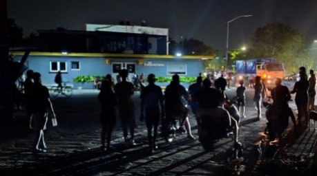 Demonstranten protestieren in Havanna gegen die anhaltenden Stromausfälle. Die täglichen Proteste spiegeln die wachsende Unzufriedenheit in Kuba wider. Foto: Ernesto Mastrascusa/epa