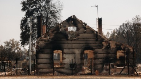 Ein Wohnhaus in Blagon im Südwesten Frankreichs ist nach den verheerenden Waldbränden schwer beschädigt. Foto: EPA/Laurent Perpigna