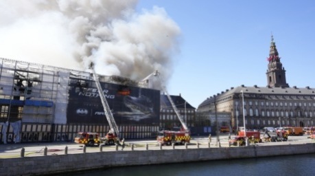Feuerwehrleute bekämpfen das Feuer in der alten Börse (Boersen) in Kopenhagen. Foto: epa/Emil Helms