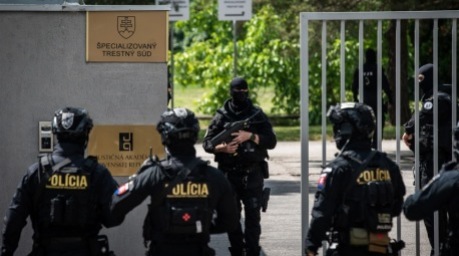 Verdächtige im Zusammenhang mit den Schüssen auf den slowakischen Premierminister Robert Fico werden dem Gericht vorgeführt. Foto: epa/Jakub Gavlak