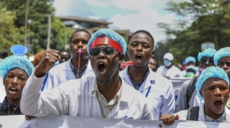 Kenia's Mediziner protestieren, während ihr landesweiter Streik einen Monat andauert. Foto: epa/Daniel Irungu