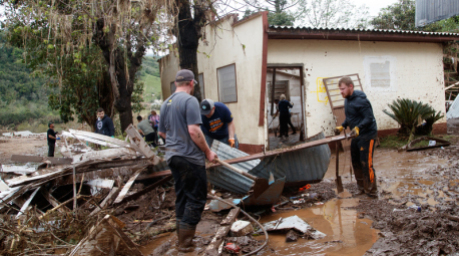 Menschen entfernen Trümmer von Häusern nach schweren Unwettern im September 2023. Foto: Claudia Martini/Xinhua/dpa