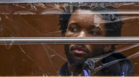 Der US-Sänger David Anthony Burke, bekannt als D4vd, erscheint im Clara Shortridge Foltz Criminal Justice Center in Los Angeles zu seiner Anklageverlesung wegen Mordvorwürfen. Foto: EPA/Ted Soqui/pool