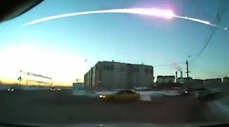 Das Bild einer Dashcam zeigt die Leuchtspur des Meteoriten über Tscheljabinsk nach seinem Eintritt in die Erdatmosphäre. Foto: RIA Nowosti/dpa