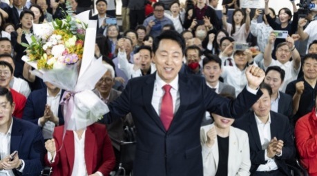 Der neu gewählte Bürgermeister von Seoul, Oh Se-hoon, feiert nach seinem Wahlsieg gemeinsam mit Unterstützern in seinem Büro. Foto: epa/Jeon Heon-kyun